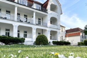 alle Zimmer sind zur Seeseite gelegen und verfügen über einen großen Balkon alle Zimmer sind zur Seeseite gelegen und verfügen über einen großen Balkon