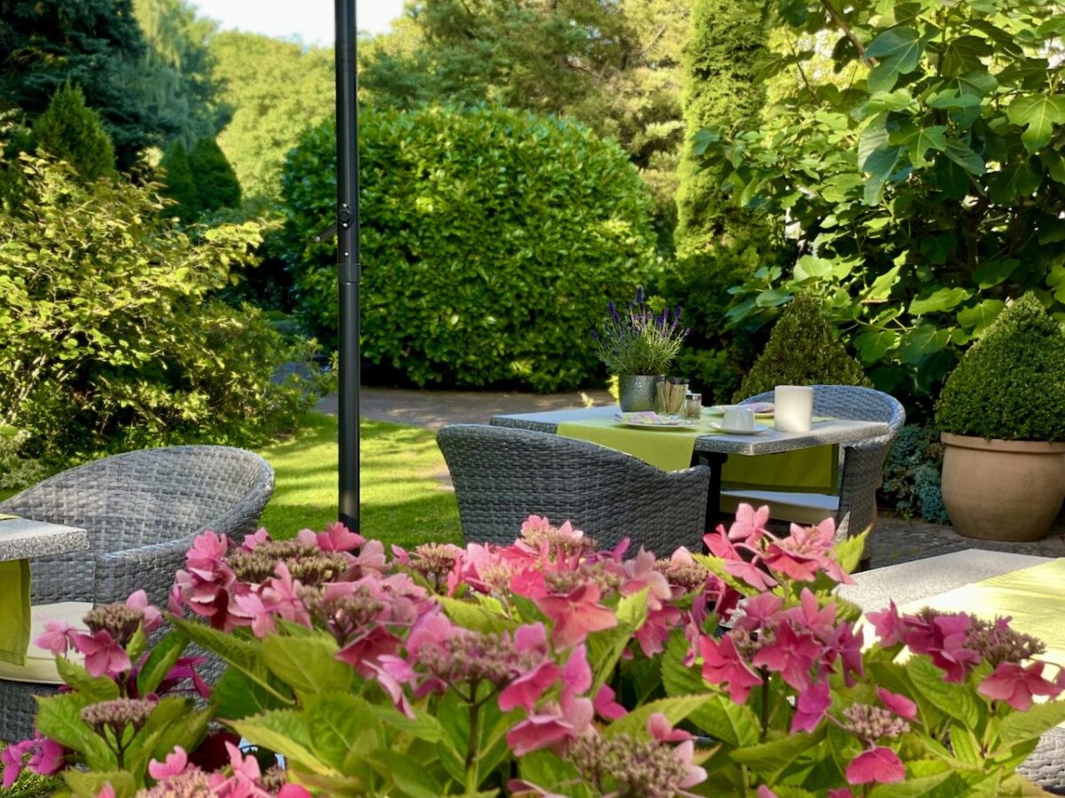 ein schönes Frühstück auf der Gartenterrasse des Hotels Westfalia
