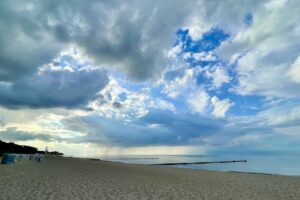 Himmel und Meer über dem Strand von Kühlungsborn an der Ostsee Himmel und Meer über dem Strand von Kühlungsborn an der Ostsee