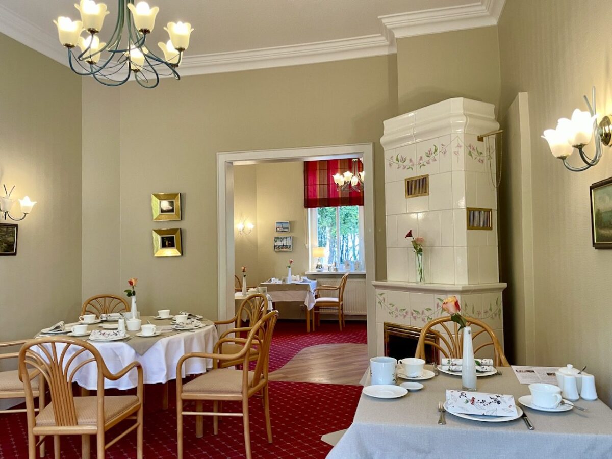 Frühstück im Kaminzimmer des Hotels Westfalia in Kühlungsborn Frühstück im Kaminzimmer des Hotels Westfalia in Kühlungsborn