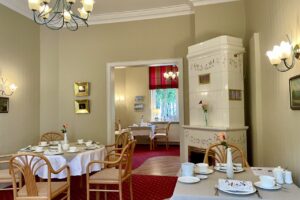 Frühstück im Kaminzimmer des Hotels Westfalia in Kühlungsborn