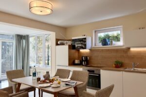 moderne, vollausgestattete Küche im Ferienhaus an der Ostsee