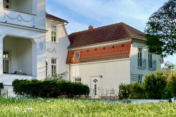 Das strandnahe Ferienhaus bietet Platz für bis zu 5 Personen auf 2 Ebenen mit 2 Badezimmern.